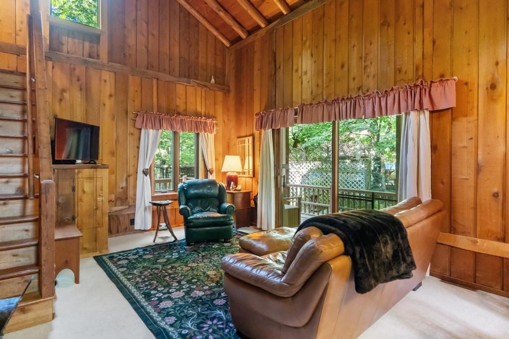 9770 Hemlock Trail