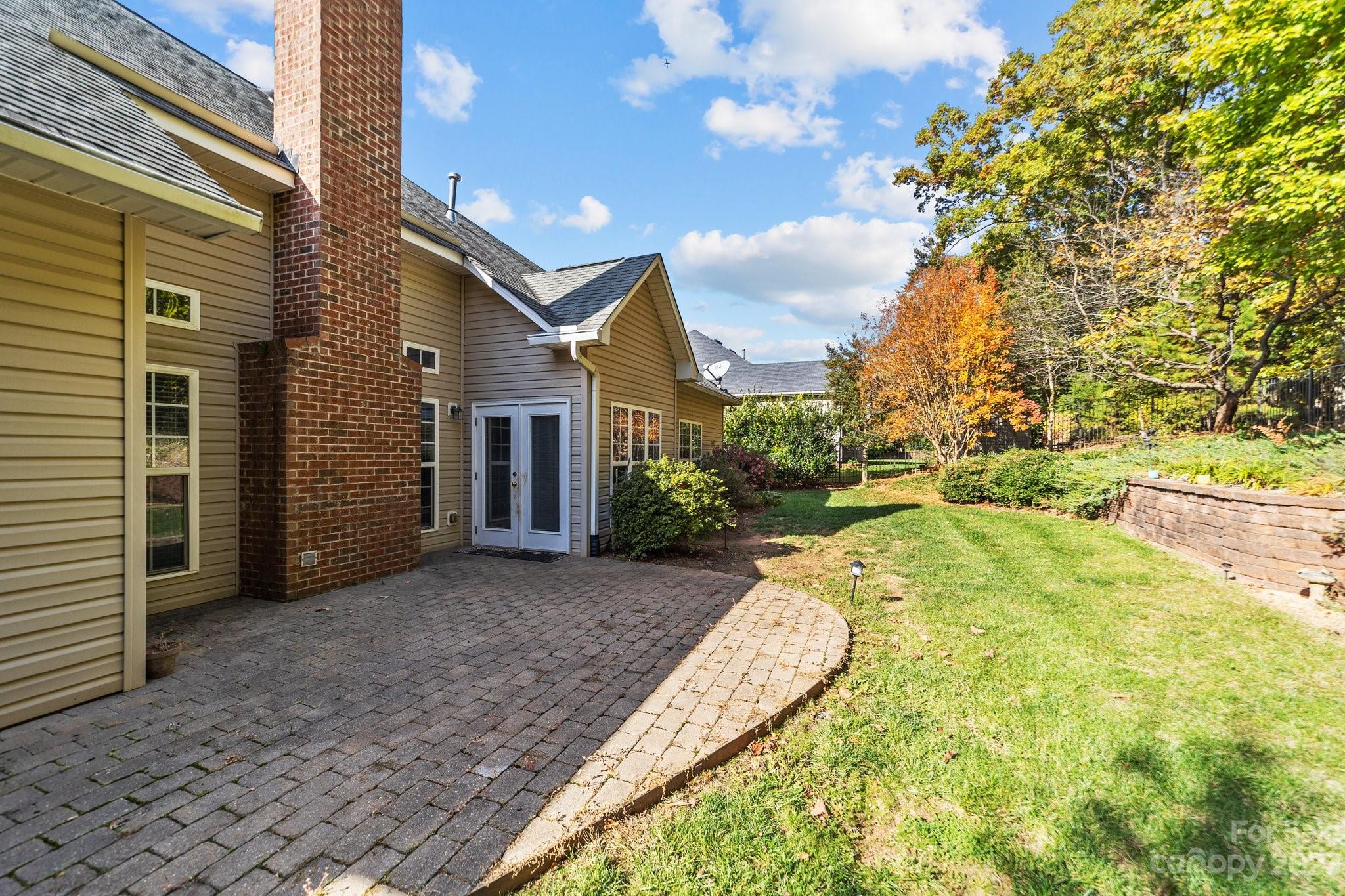 7701 Woodcrest Drive