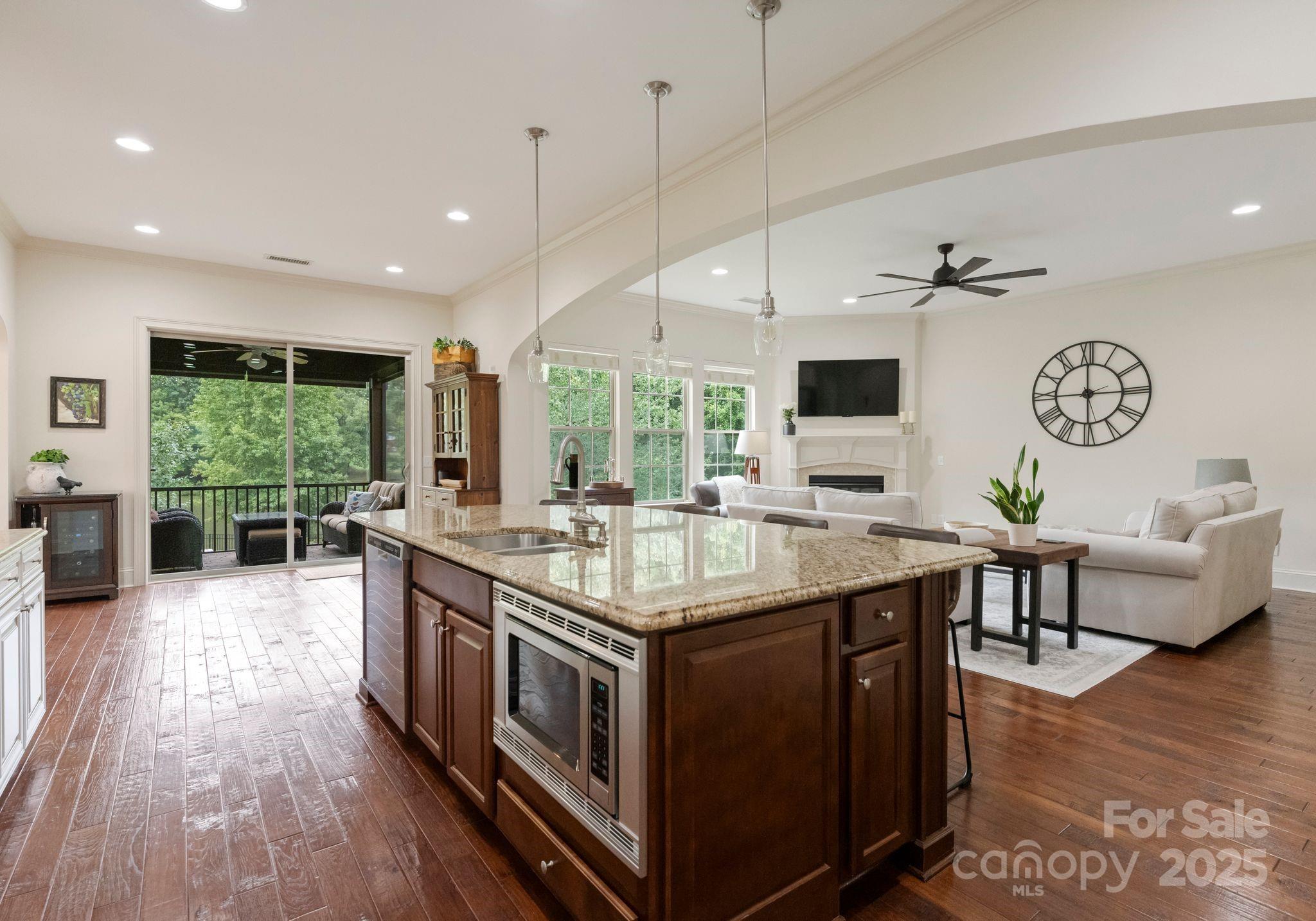 912 Oleander Lane
