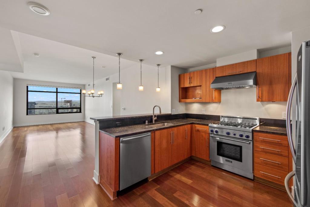 88 E San Fernando Street Unit: 1903
