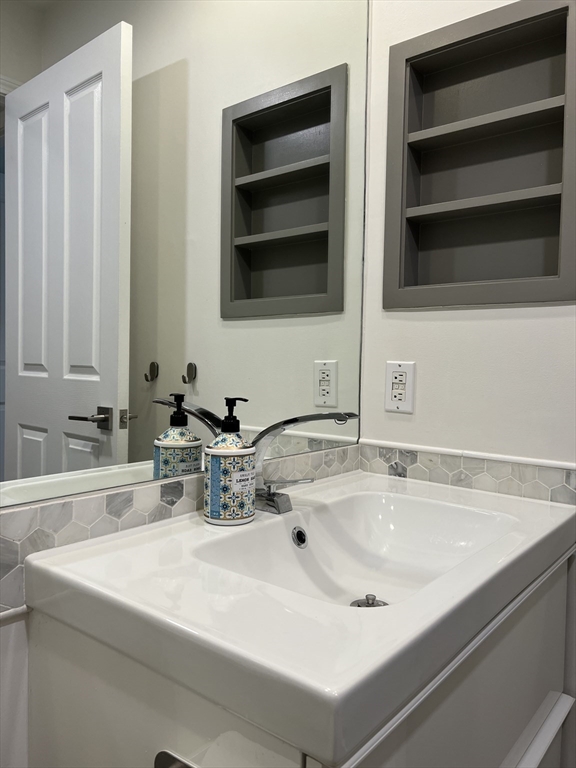 75 Clarendon # 208