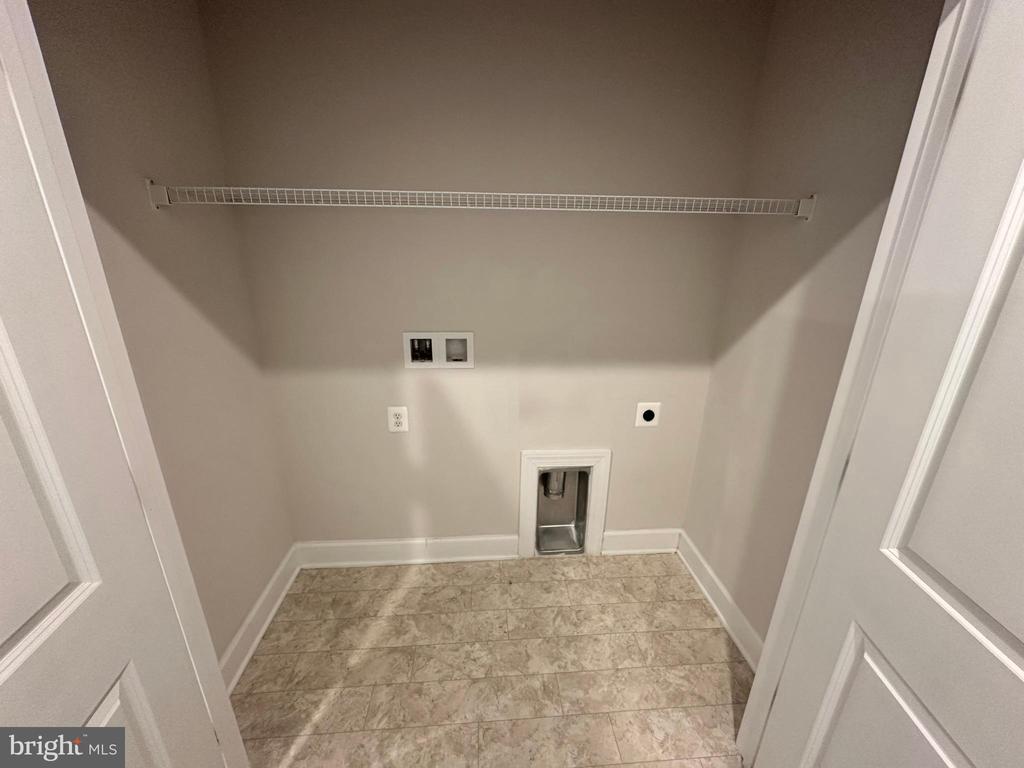 9889 HOPKINS LOOP