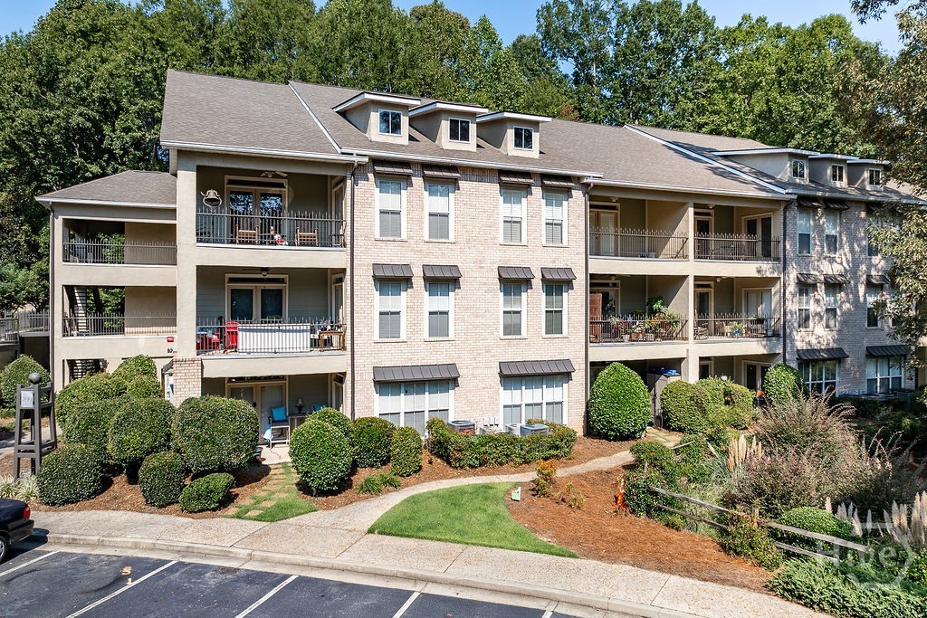 125 Woodlake Drive 207