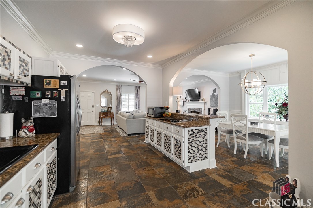 129 N Stratford Drive