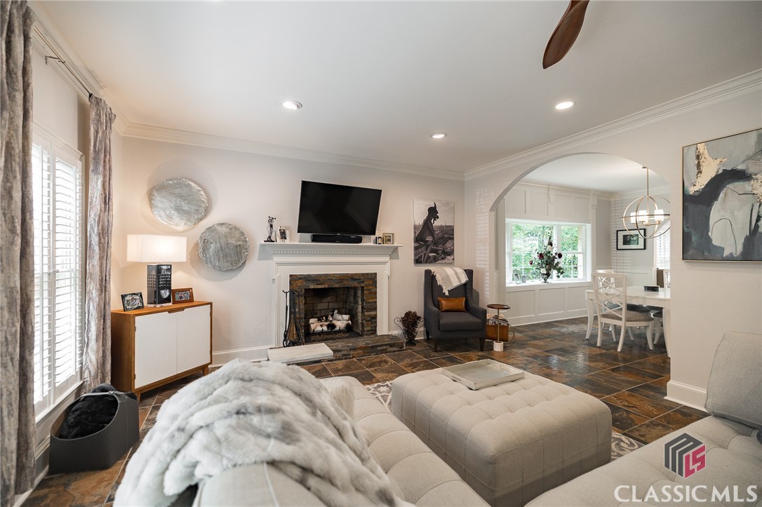 129 N Stratford Drive