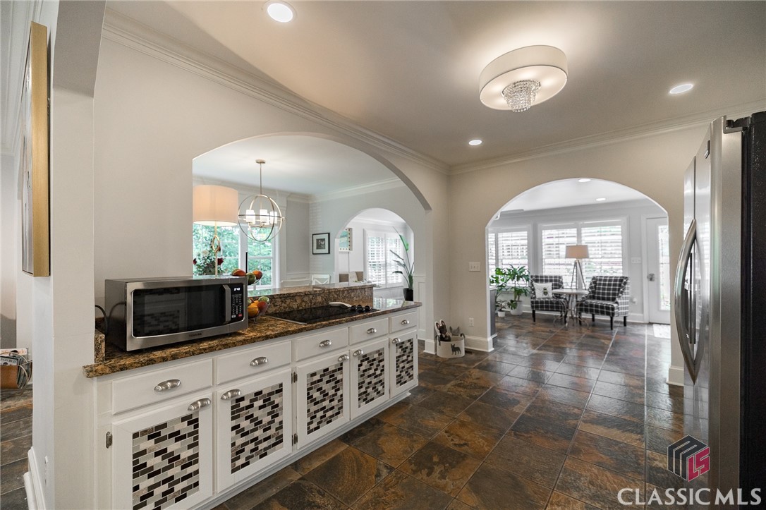 129 N Stratford Drive
