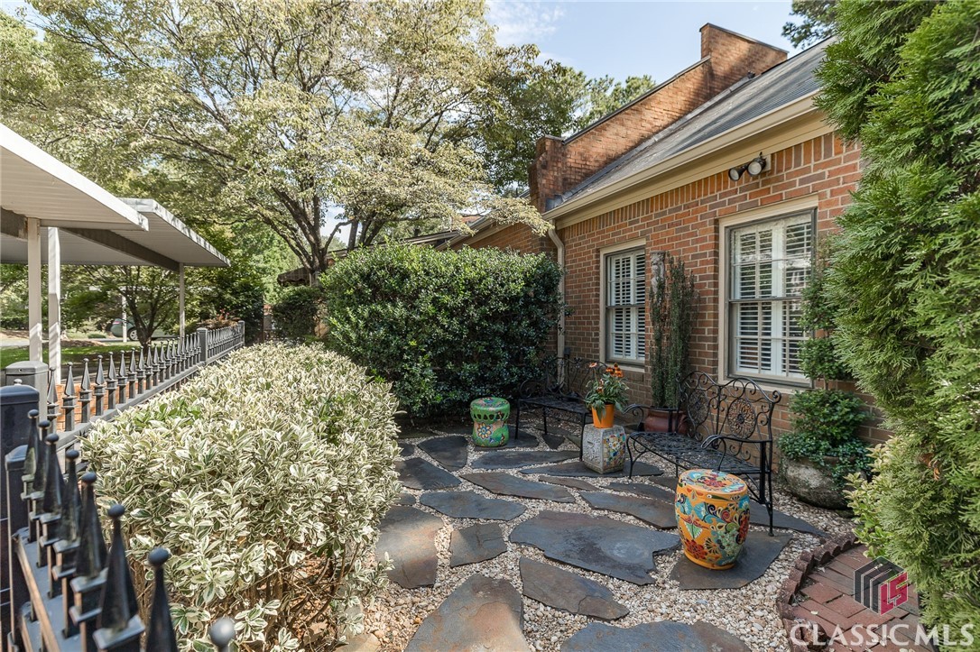 129 N Stratford Drive