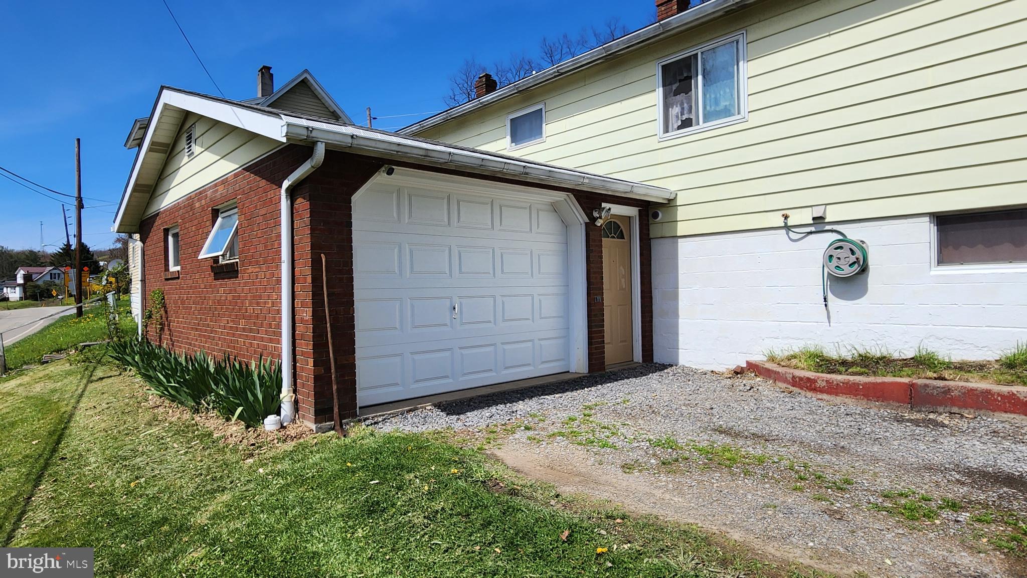 42 Mapes Ave