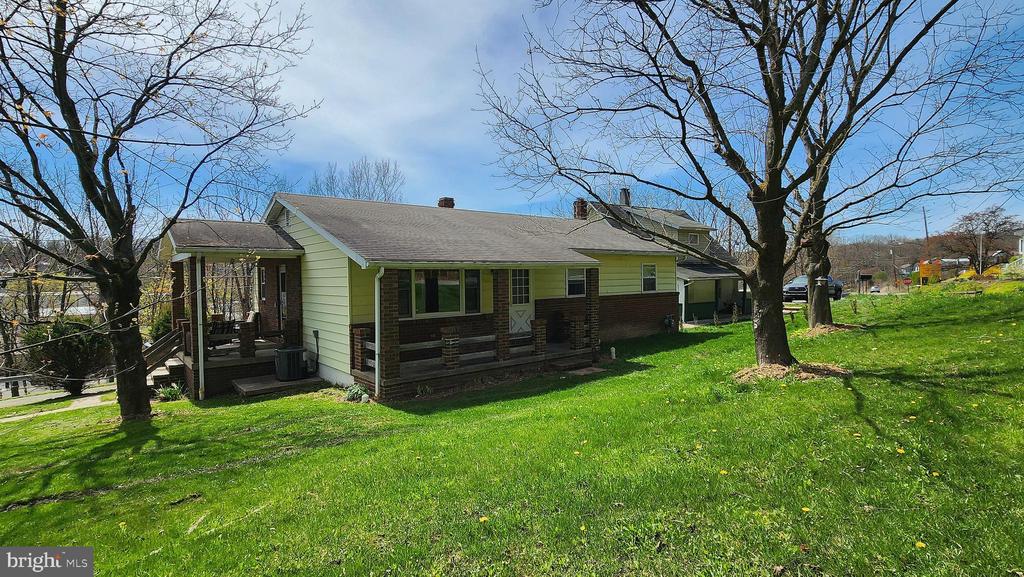 42 Mapes Ave
