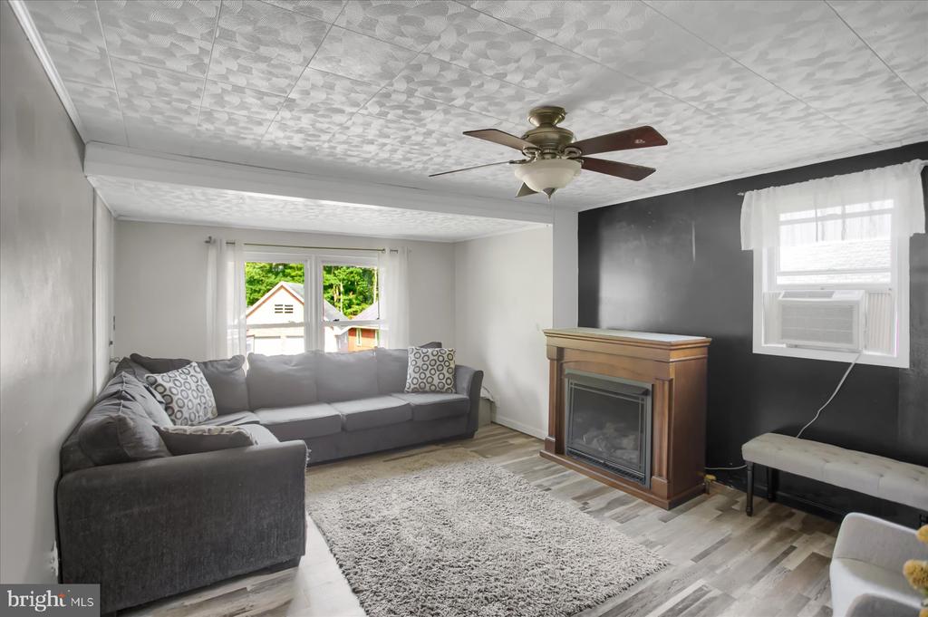 2356 Hogback Hl
