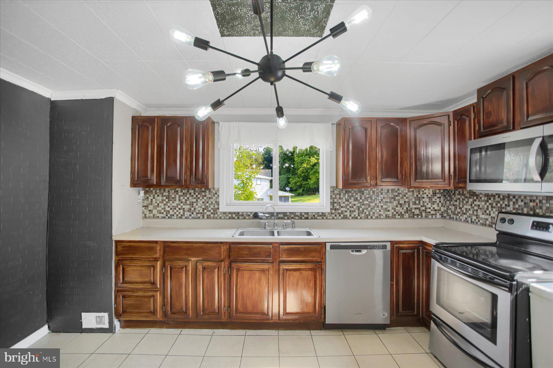 2356 Hogback Hl