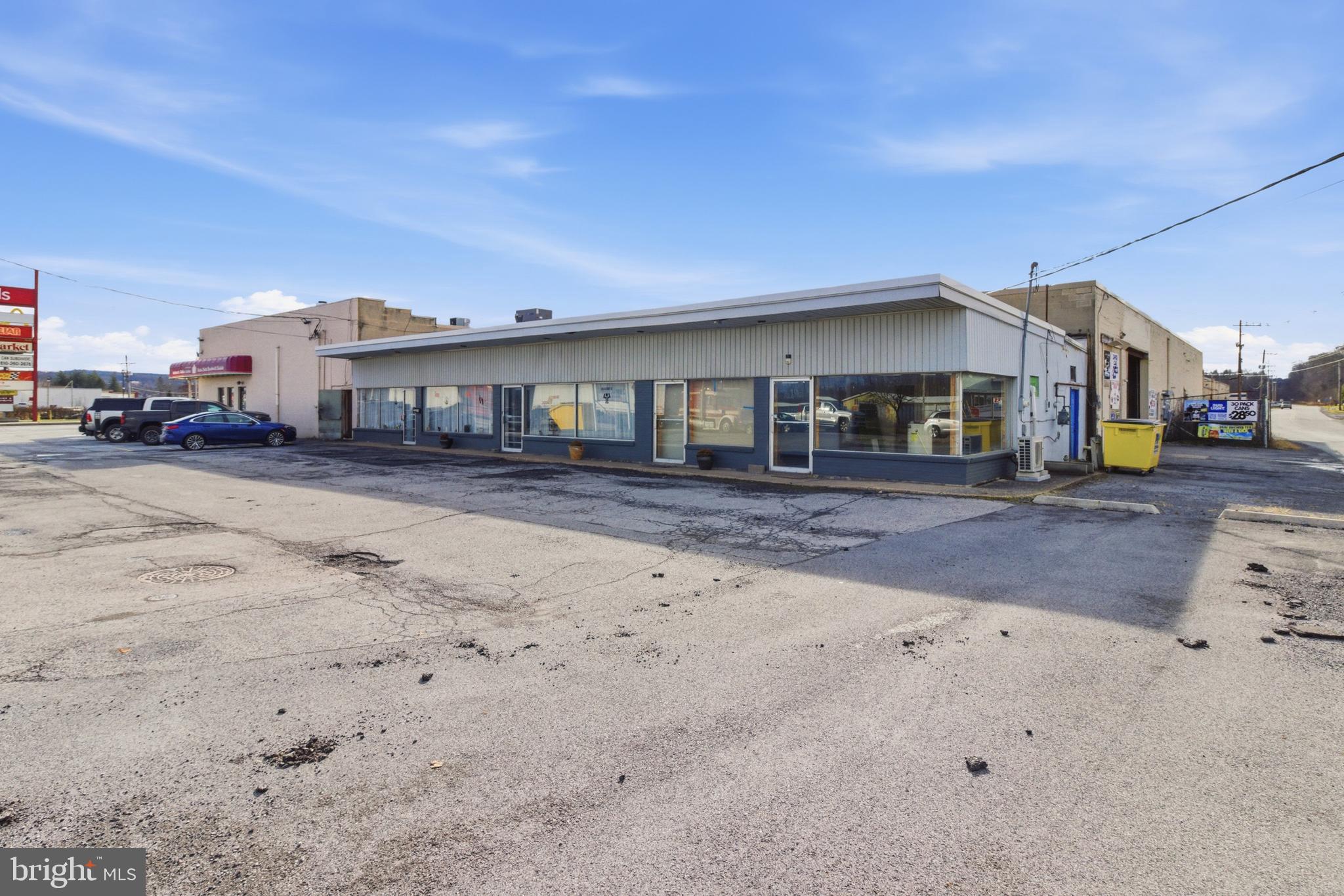 1081 & 1083 N FRONT STREET