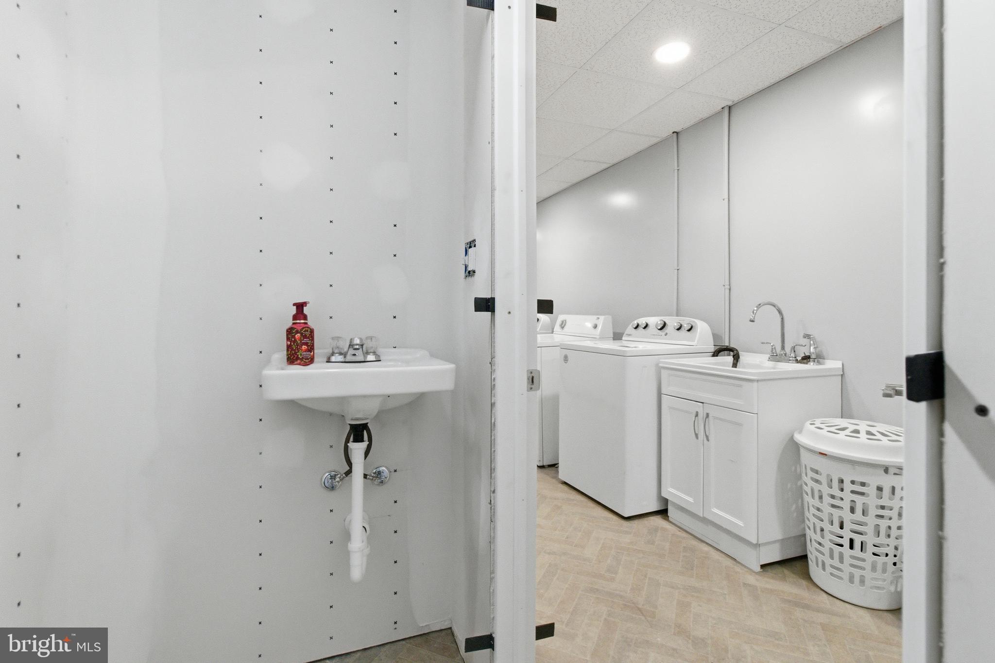 1081 & 1083 N FRONT STREET