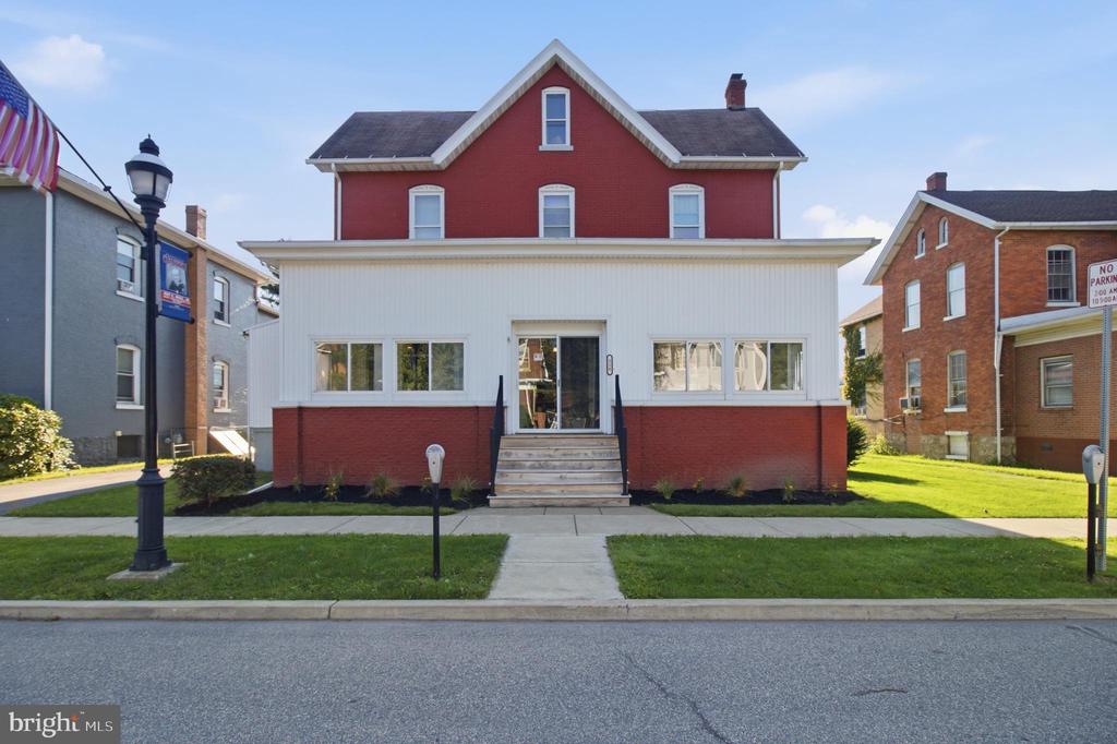 210 N ST