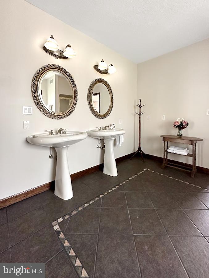 103 N RIDGEWOOD DRIVE