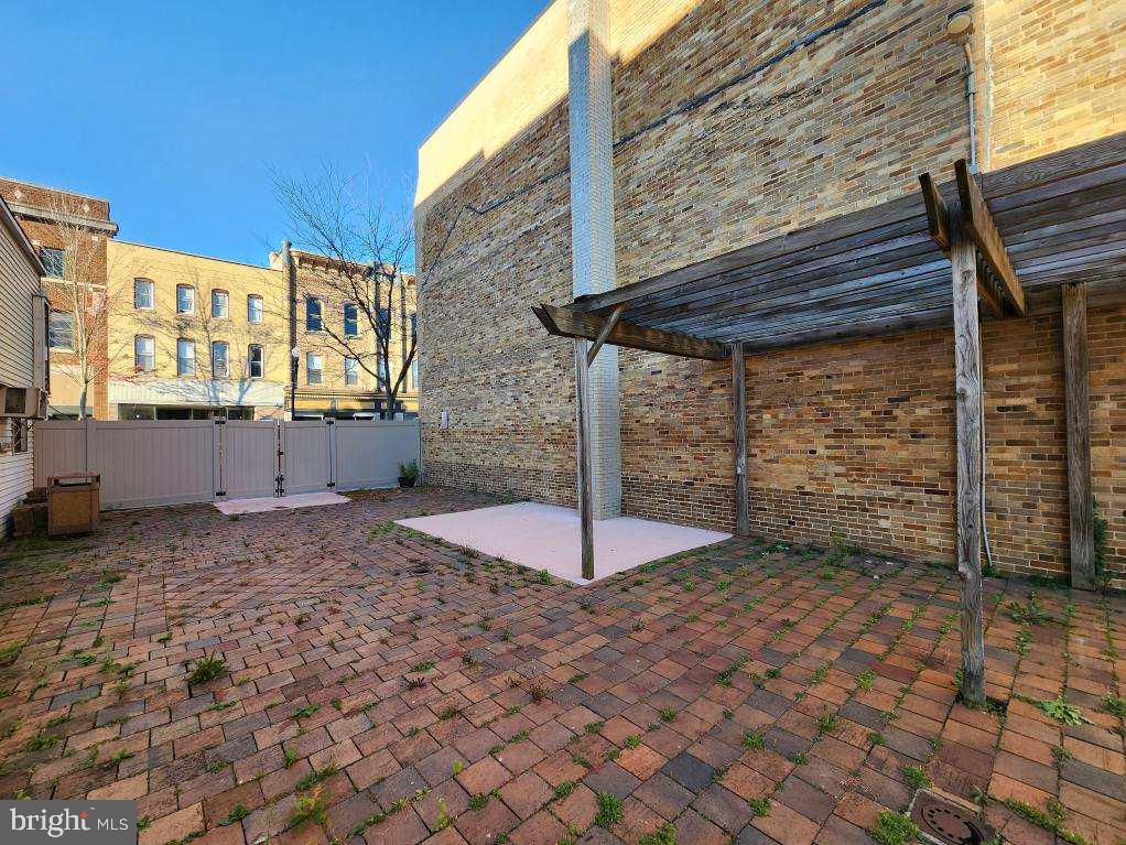 142 N Front St