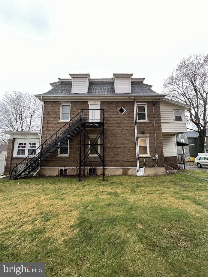 328 Front St N