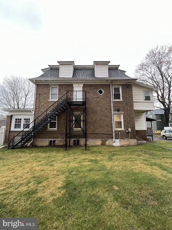 328 Front St N