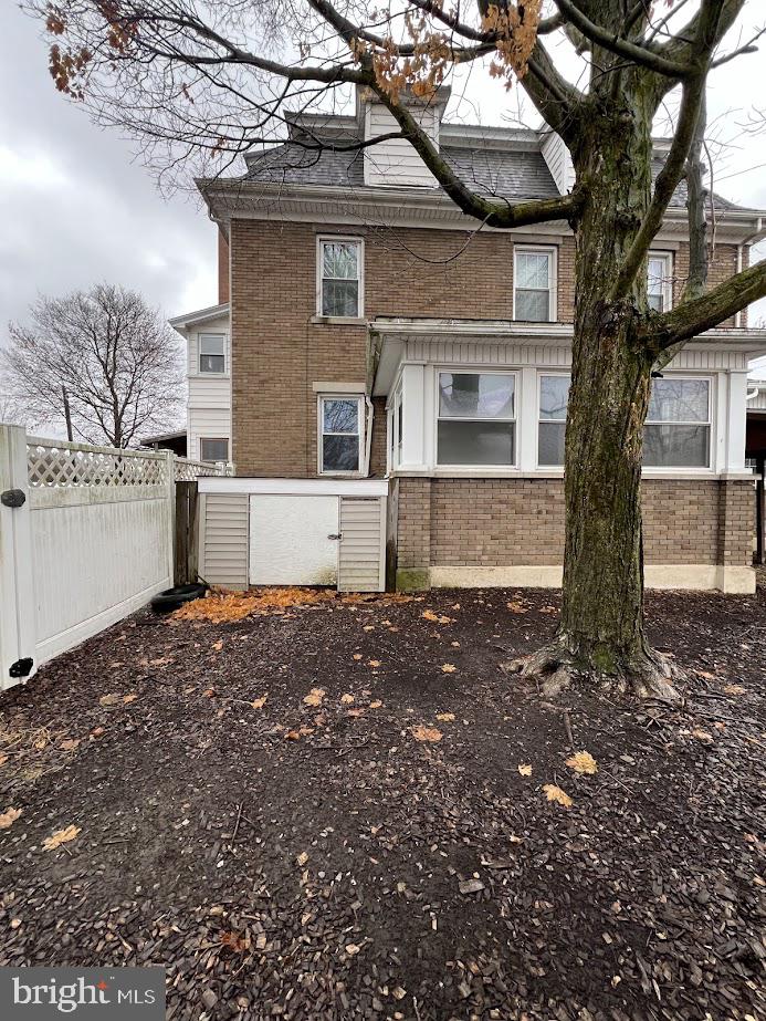 328 Front St N