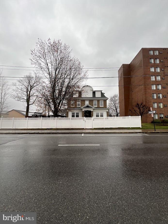 328 Front St N