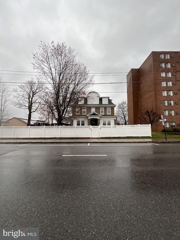 328 Front St N