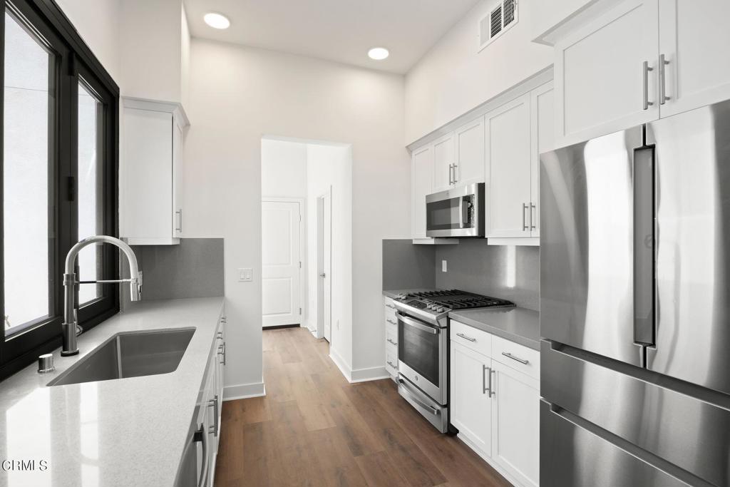 1260 E Thompson 106