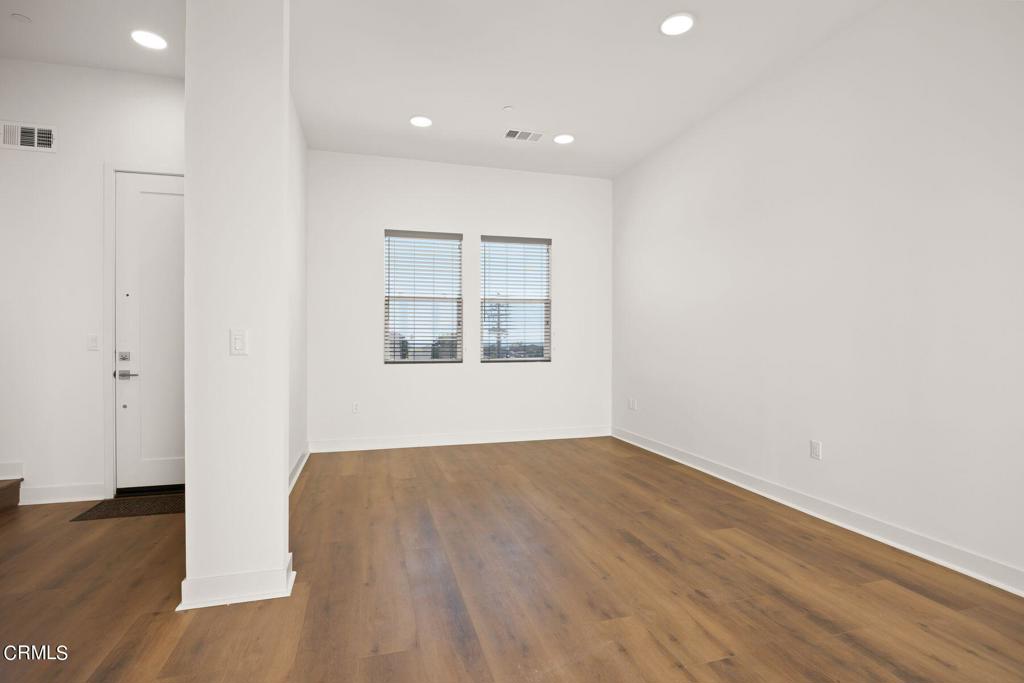 1260 E Thompson 106
