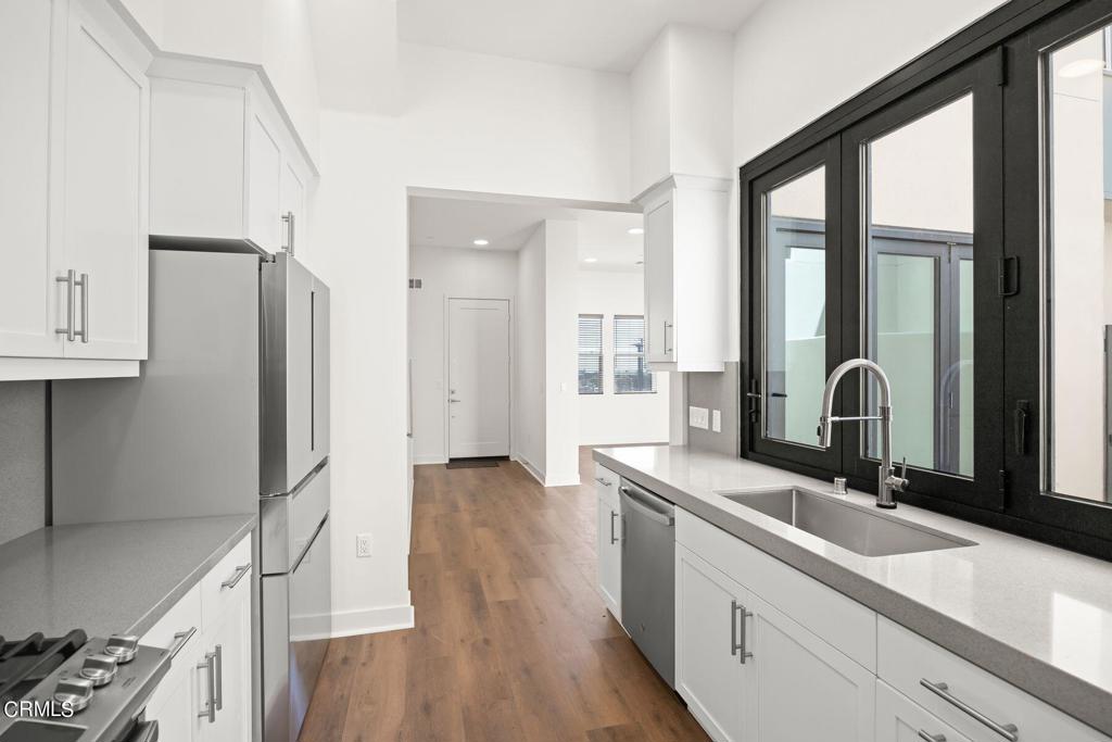 1260 E Thompson 106
