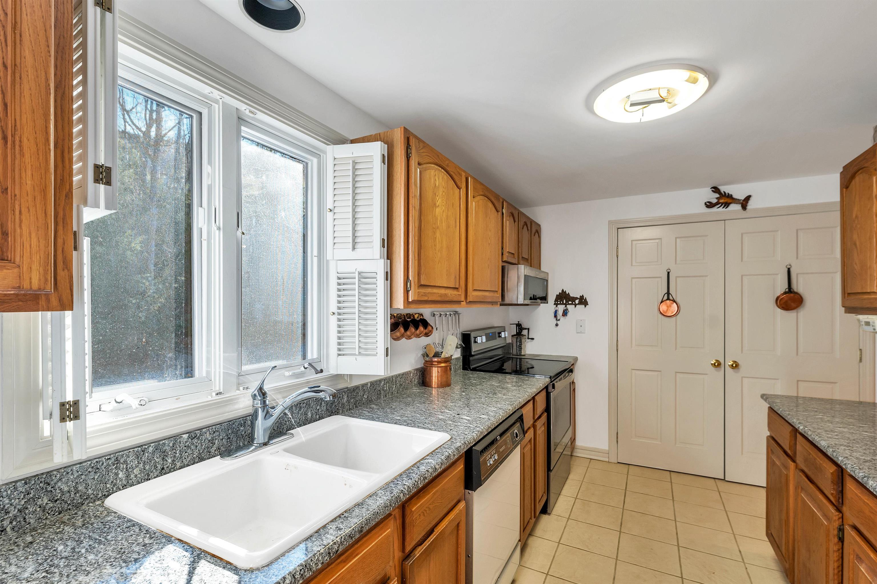2393 Lake Shore Road Unit: 17