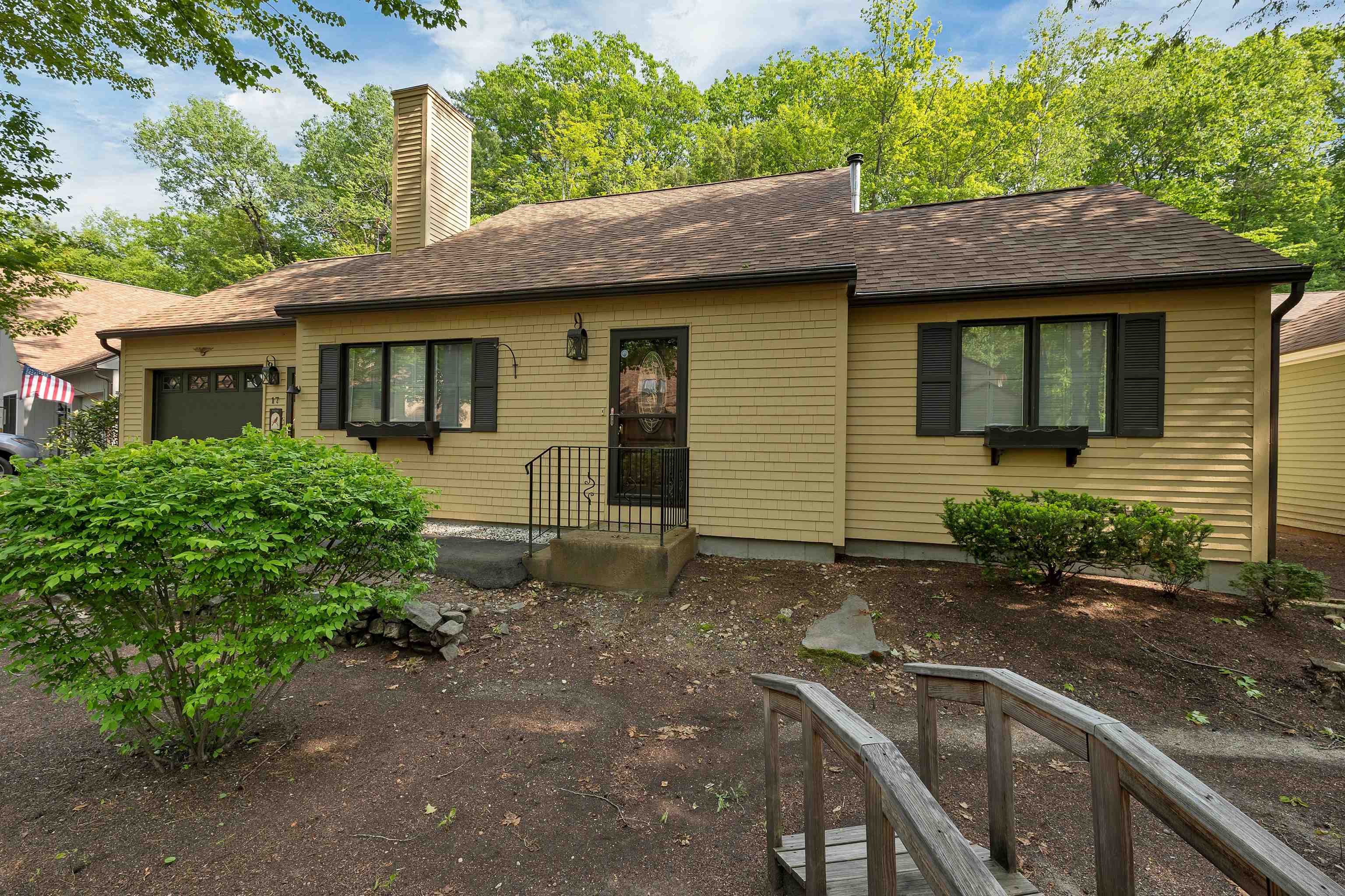 2393 Lake Shore Road Unit: 17
