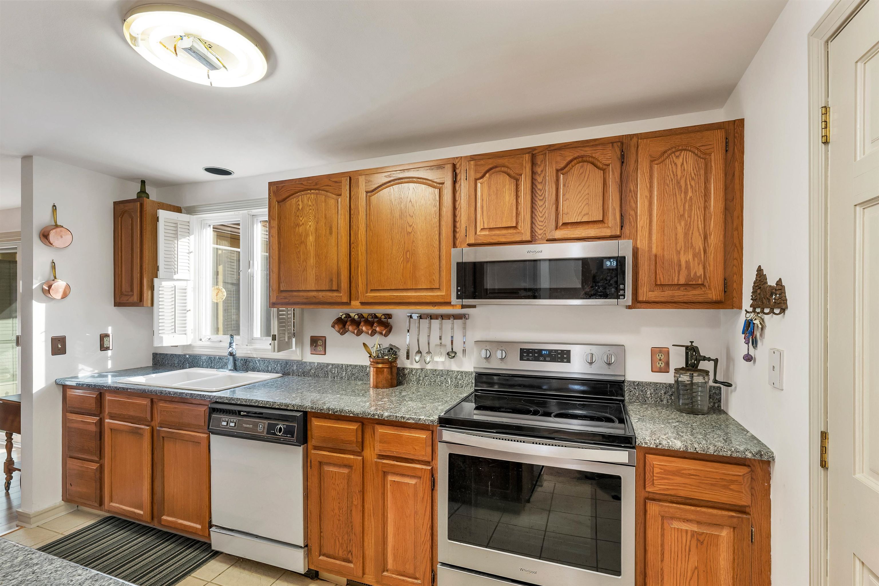 2393 Lake Shore Road Unit: 17