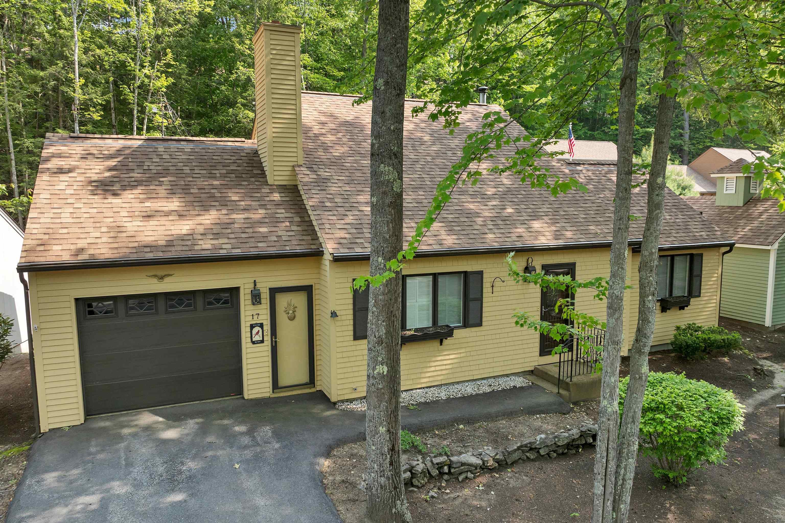 2393 Lake Shore Road Unit: 17