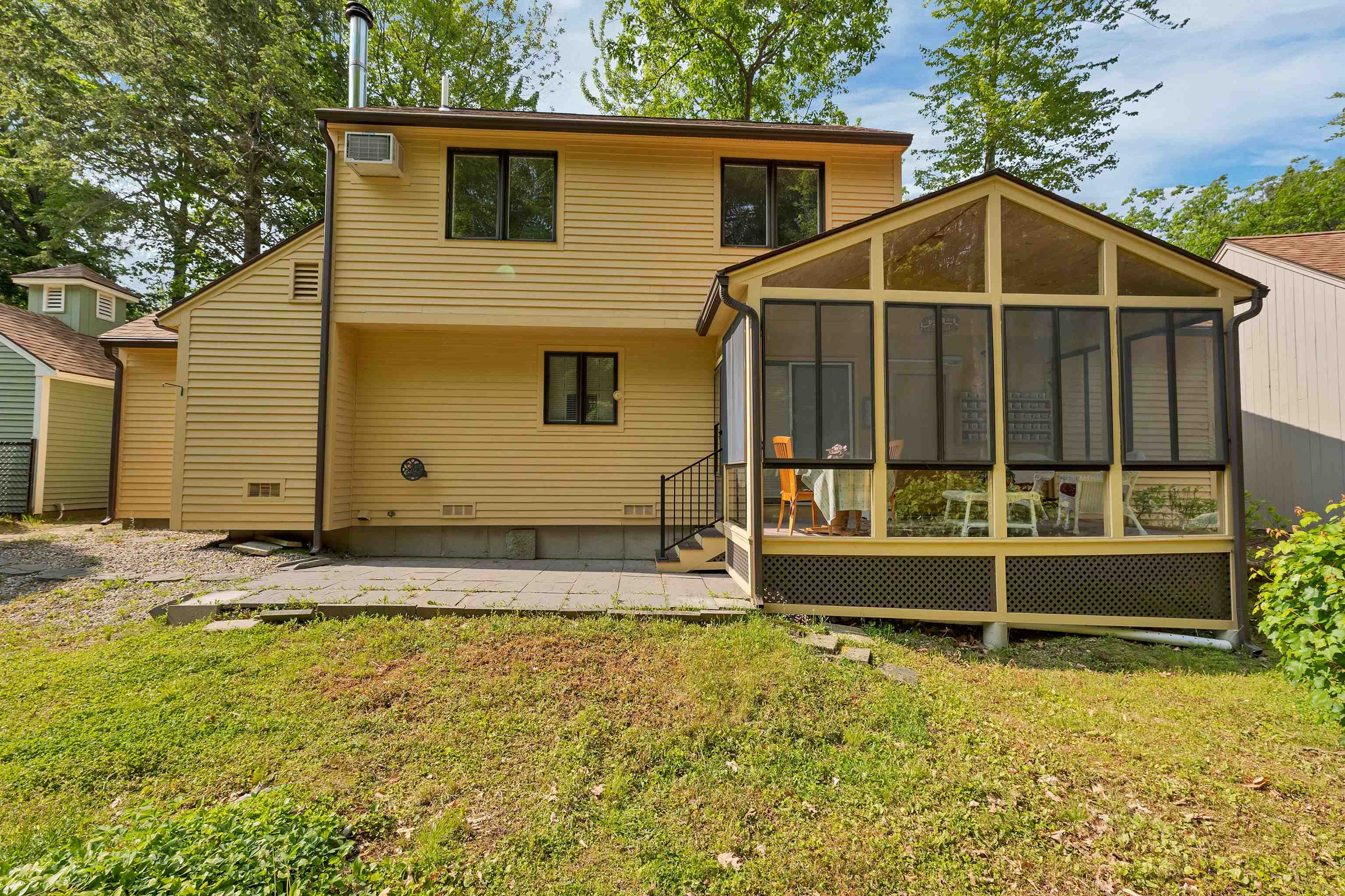 2393 Lake Shore Road Unit: 17