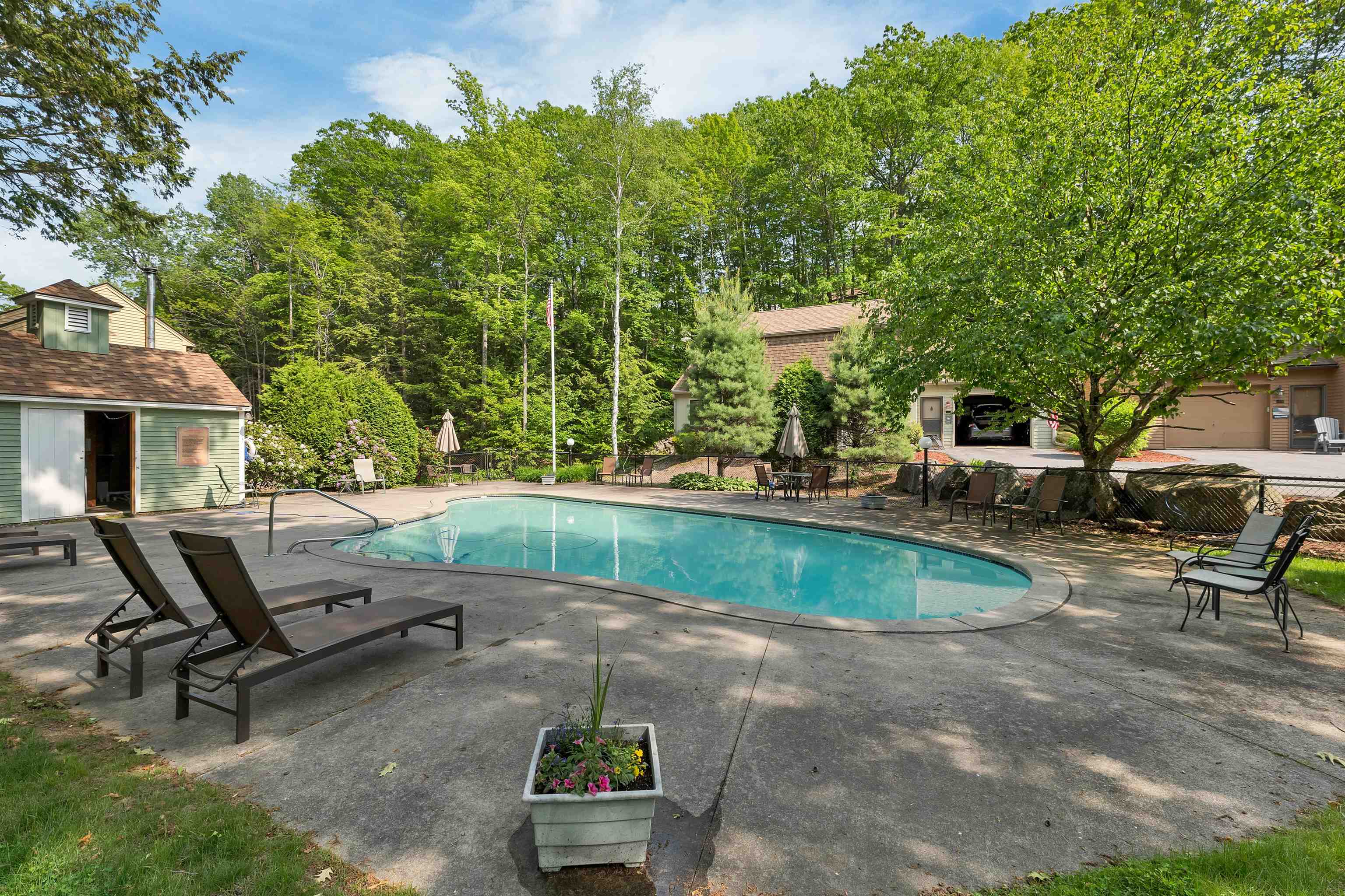 2393 Lake Shore Road Unit: 17