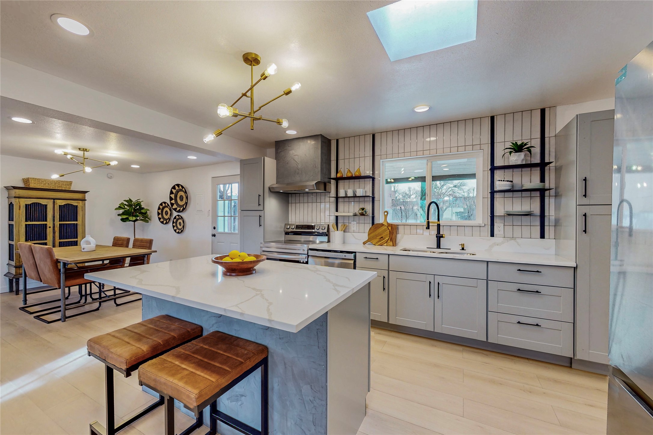 2742 Calle Cedro