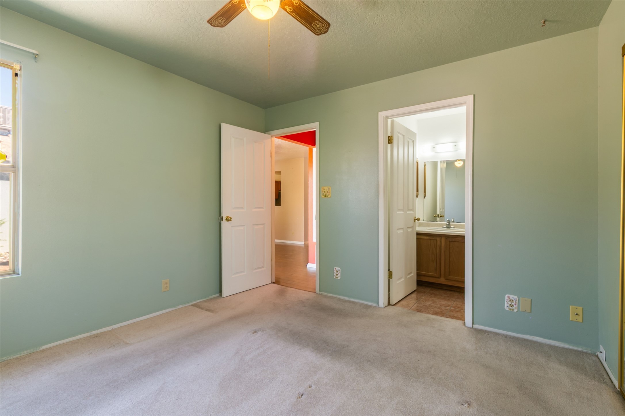 1712 Ira Dr NE