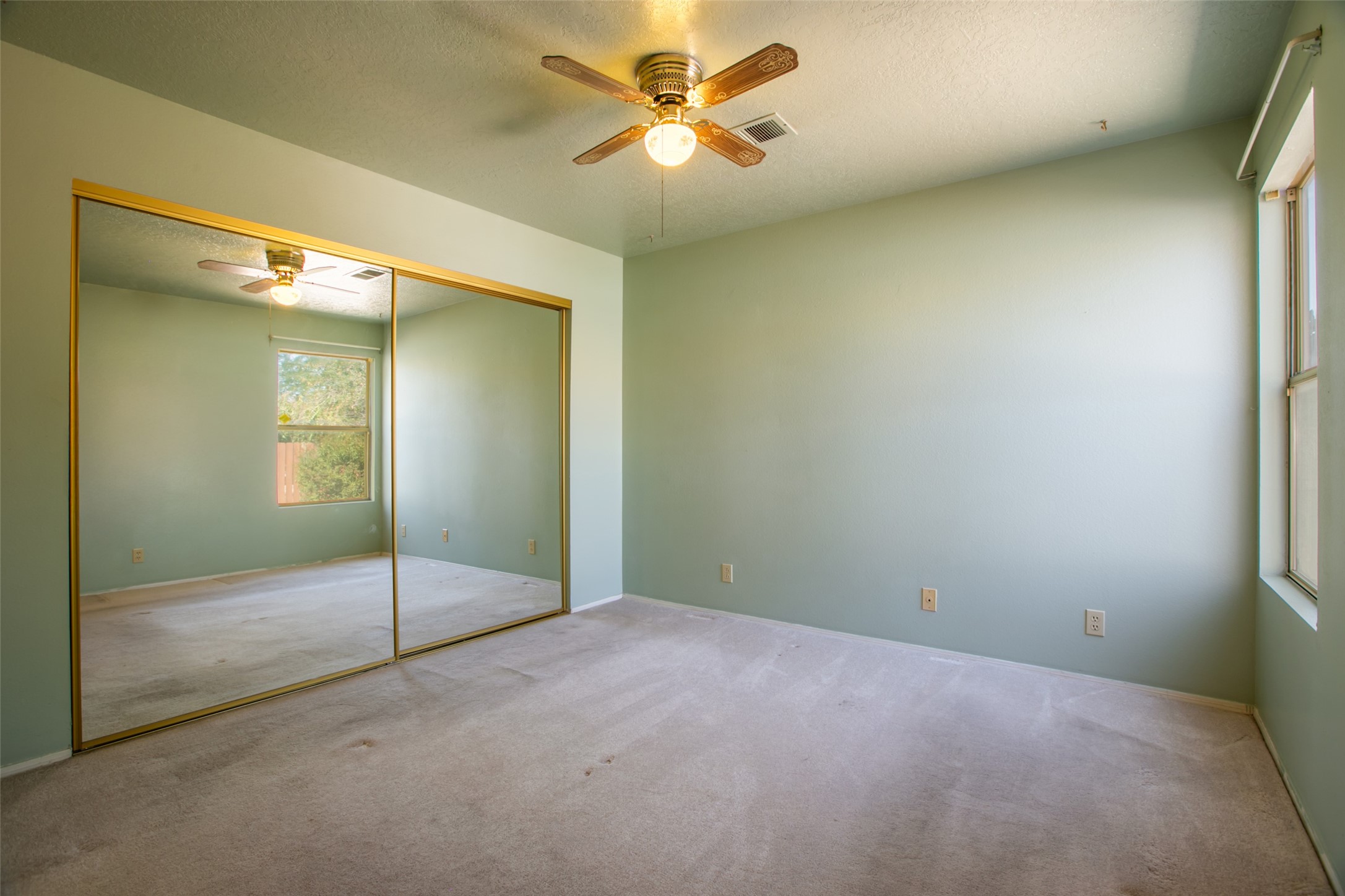 1712 Ira Dr NE