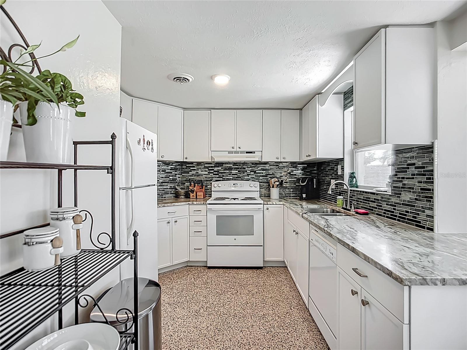 2108 LEE LN