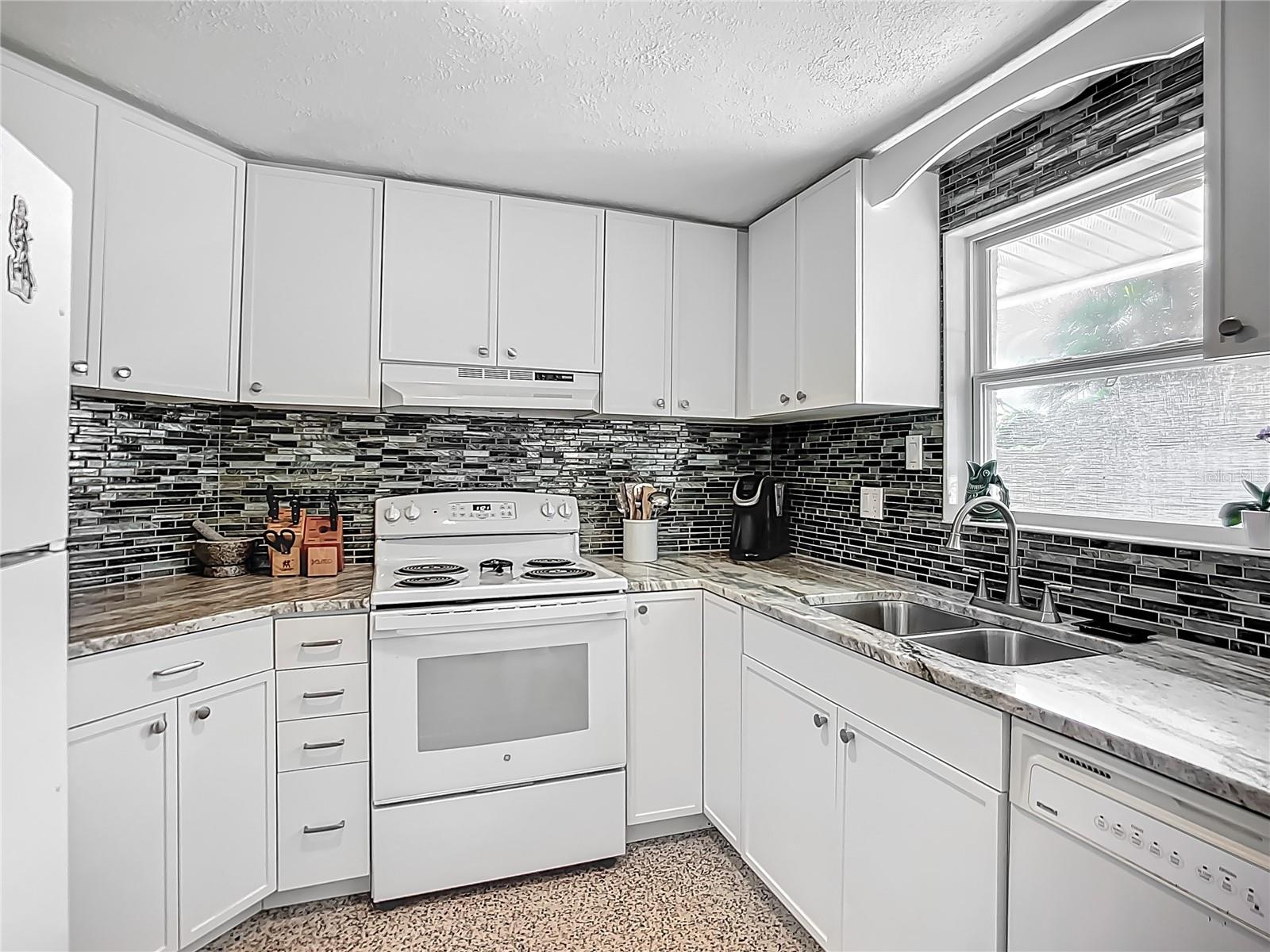 2108 LEE LN
