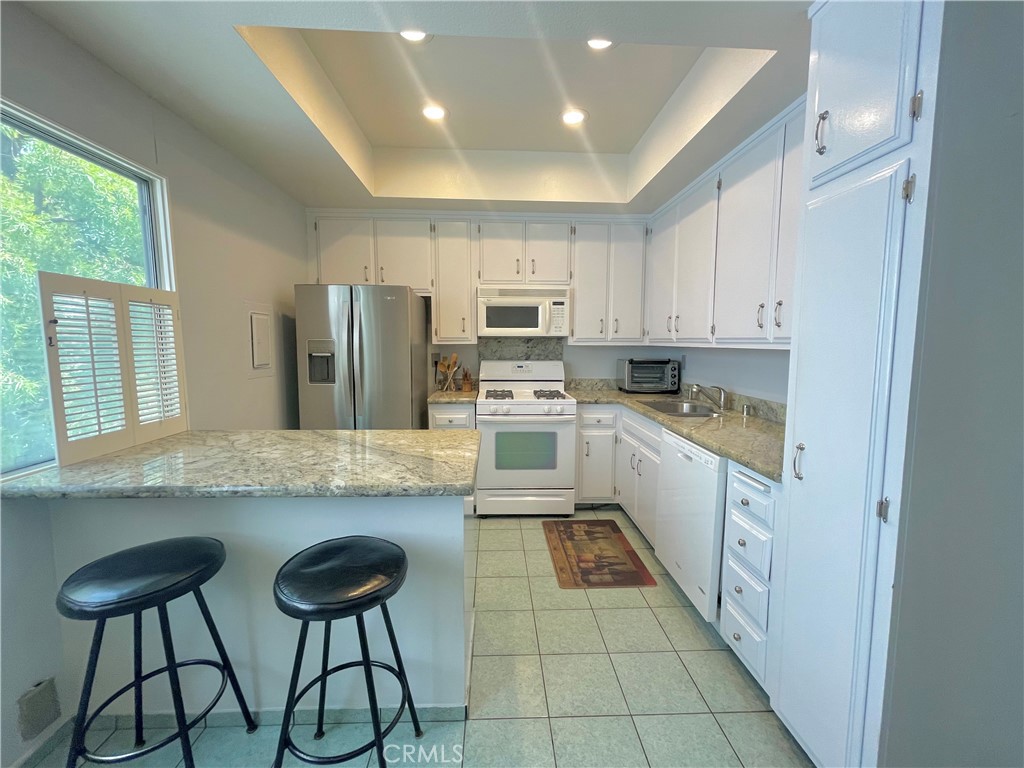 5139 Balboa Boulevard 22