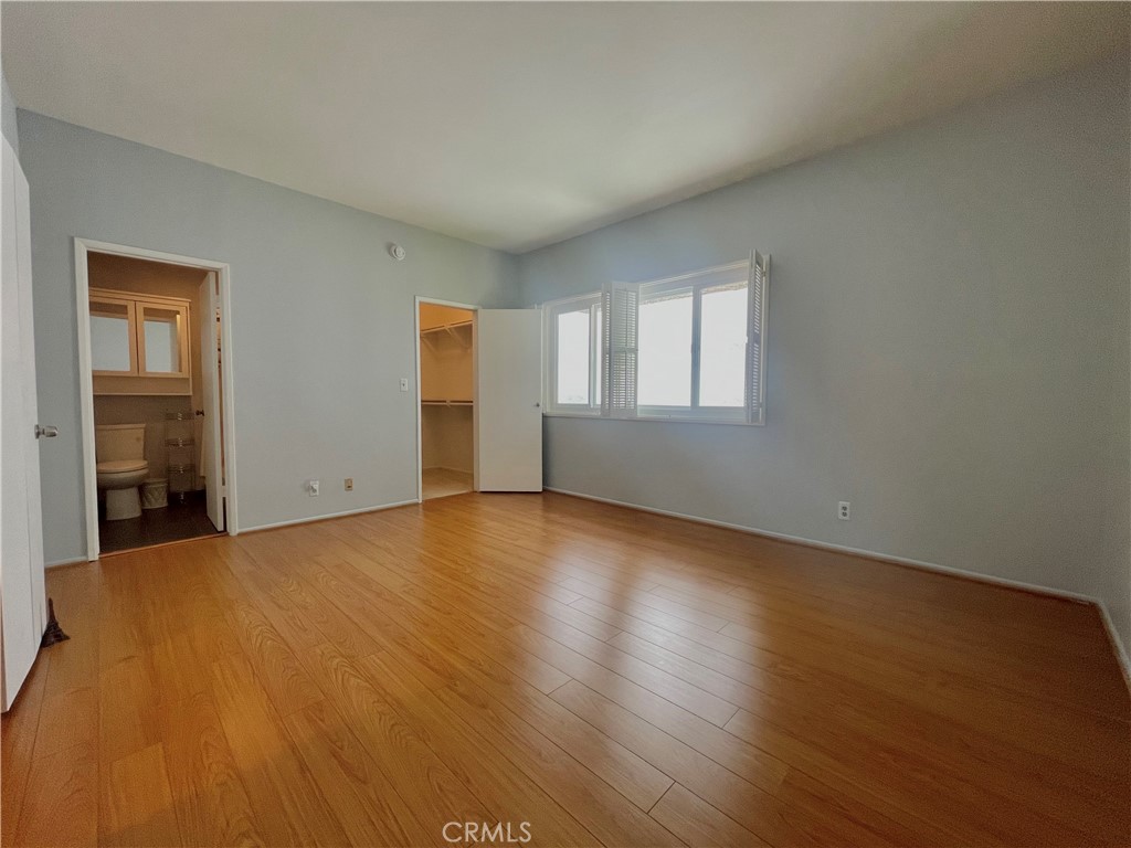 5139 Balboa Boulevard 22