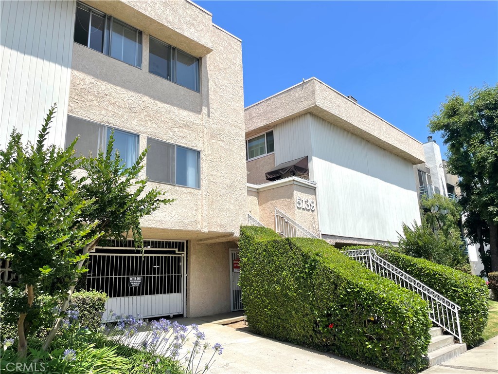 5139 Balboa Boulevard 22