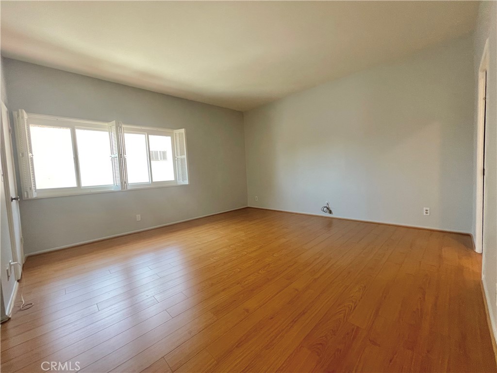 5139 Balboa Boulevard 22