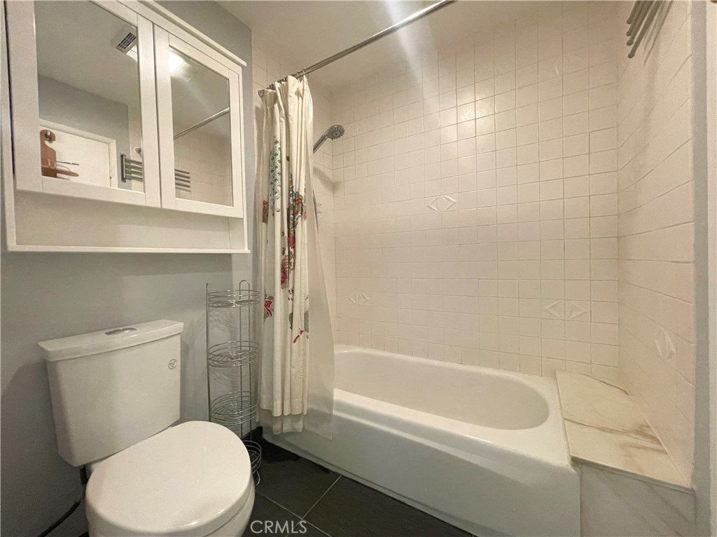 5139 Balboa Boulevard 22