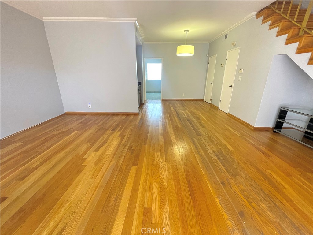 5139 Balboa Boulevard 22