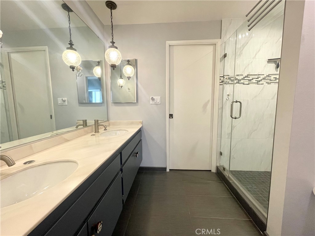 5139 Balboa Boulevard 22