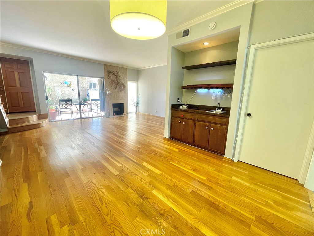 5139 Balboa Boulevard 22