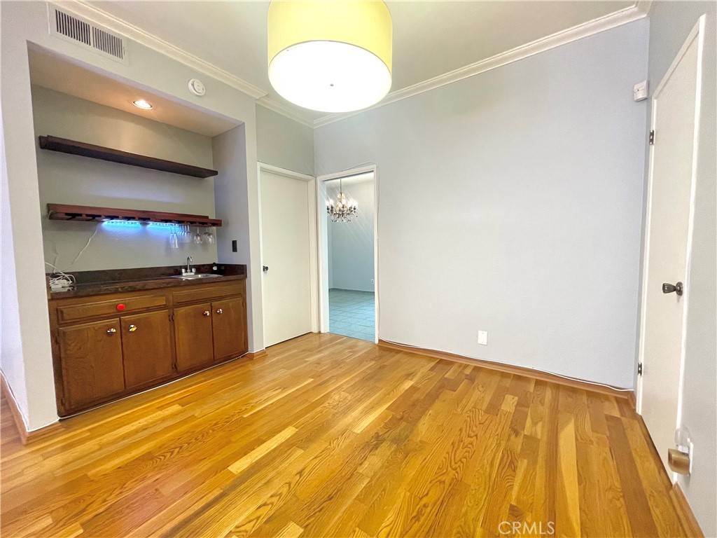 5139 Balboa Boulevard 22