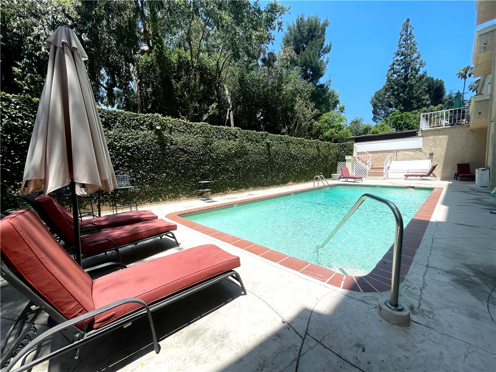 5139 Balboa Boulevard 22