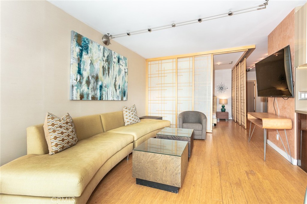 999 N Doheny Drive 402